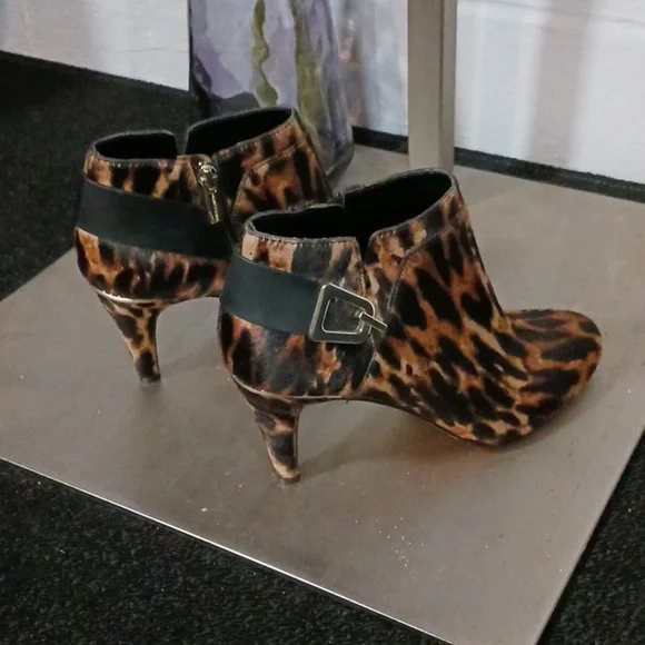 Vince Camuto leopard print heels. 041 - Picture 6 of 11